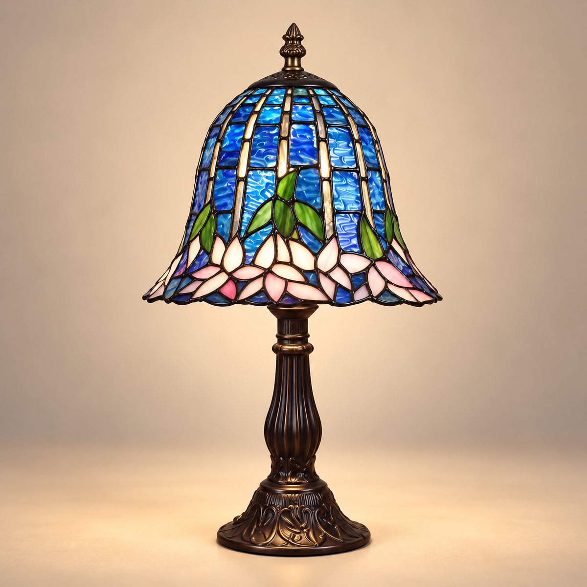 Lampe de Chevet Tiffany Nénuphar - Ancora | Cocon de Lune - abat-jour en vitrail bleu profond aux fleurs roses, allumée sur fond neutre