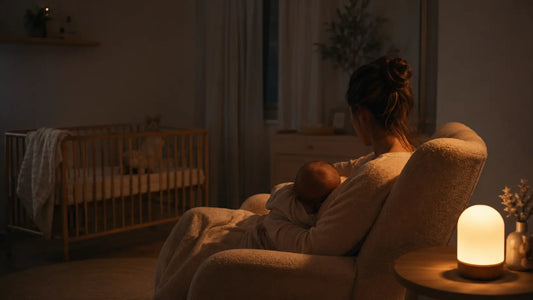 Mère allaitant son bébé la nuit à la lumière chaude d'une veilleuse | Cocon de Lune