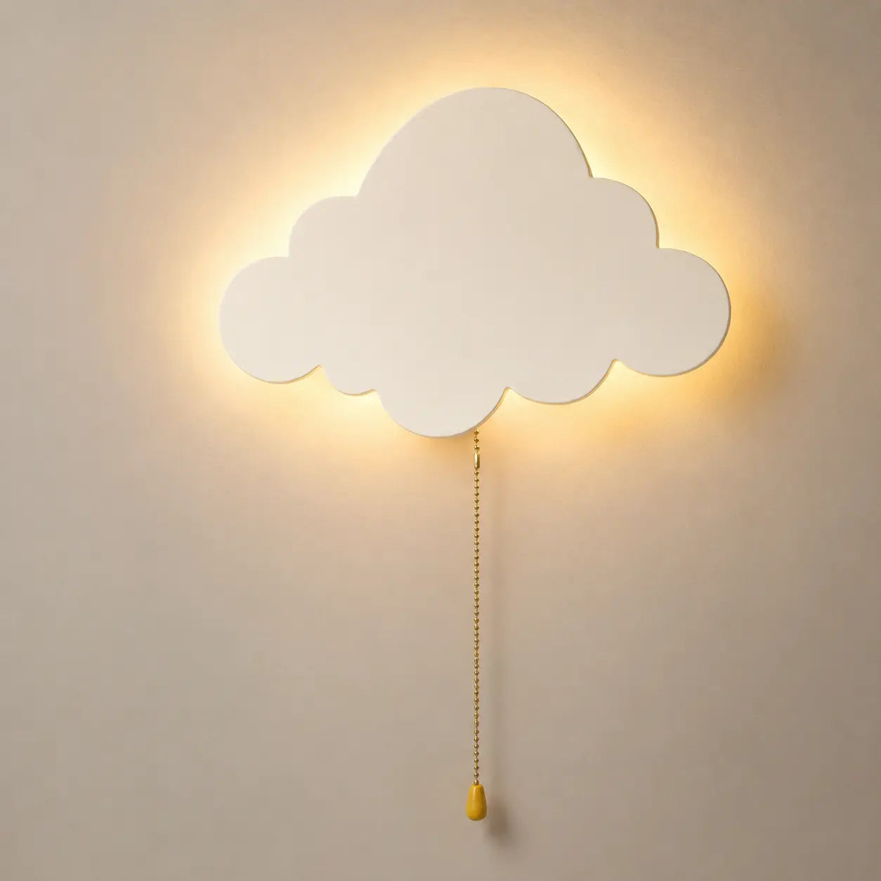 Cumulus - veilleuse murale en forme de nuage blanc, halo de lumière chaude, cordon à breloque dorée en goutte - Cocon de Lune