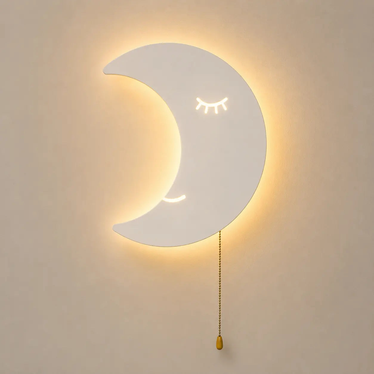 Cumulus - veilleuse murale en forme de lune souriante aux yeux clos, halo lumineux doux, cordon à breloque en goutte - Cocon de Lune
