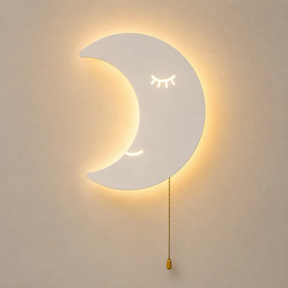 Cumulus - veilleuse murale en forme de lune souriante aux yeux clos, halo lumineux doux, cordon à breloque en goutte - Cocon de Lune