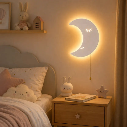 Cumulus - veilleuse murale lune installée au-dessus d'une table de chevet dans une chambre d'enfant - Cocon de Lune