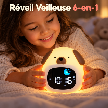 Enfant tenant le réveil veilleuse Bonjour 6-en-1 dans son lit