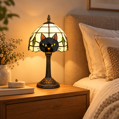 Lampe de Chevet Tiffany Chat - Mistigri | Cocon de Lune - Chat Noir allumée au chevet