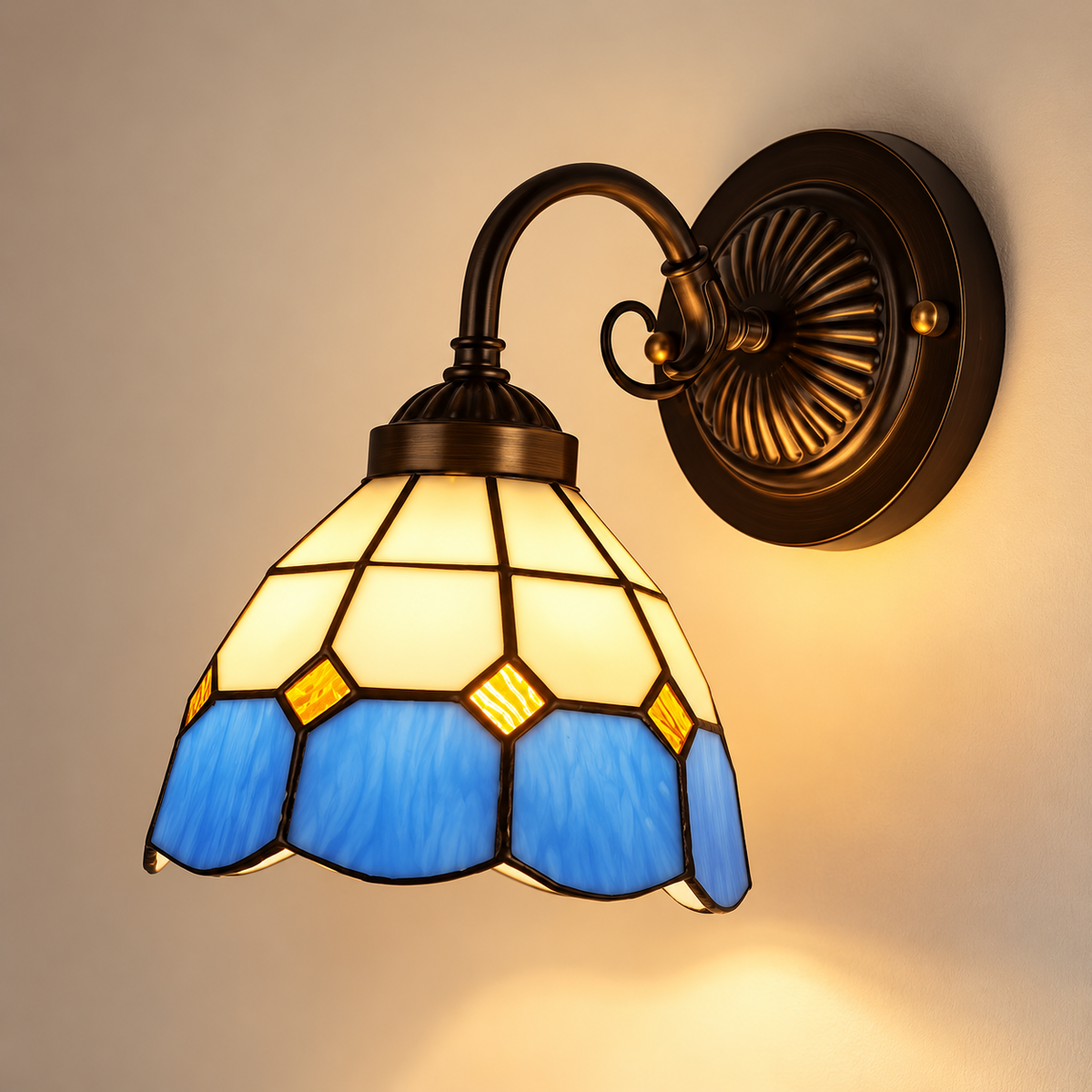 Applique Murale Tiffany à Losanges - LightWall | Cocon de Lune - Bleu et jaune, abat-jour bleu et blanc aux losanges jaunes allumé