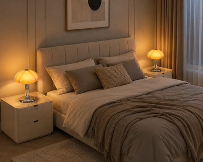 Deux lampes de chevet Mycéna posées sur les tables de nuit d'une chambre beige | Cocon de Lune