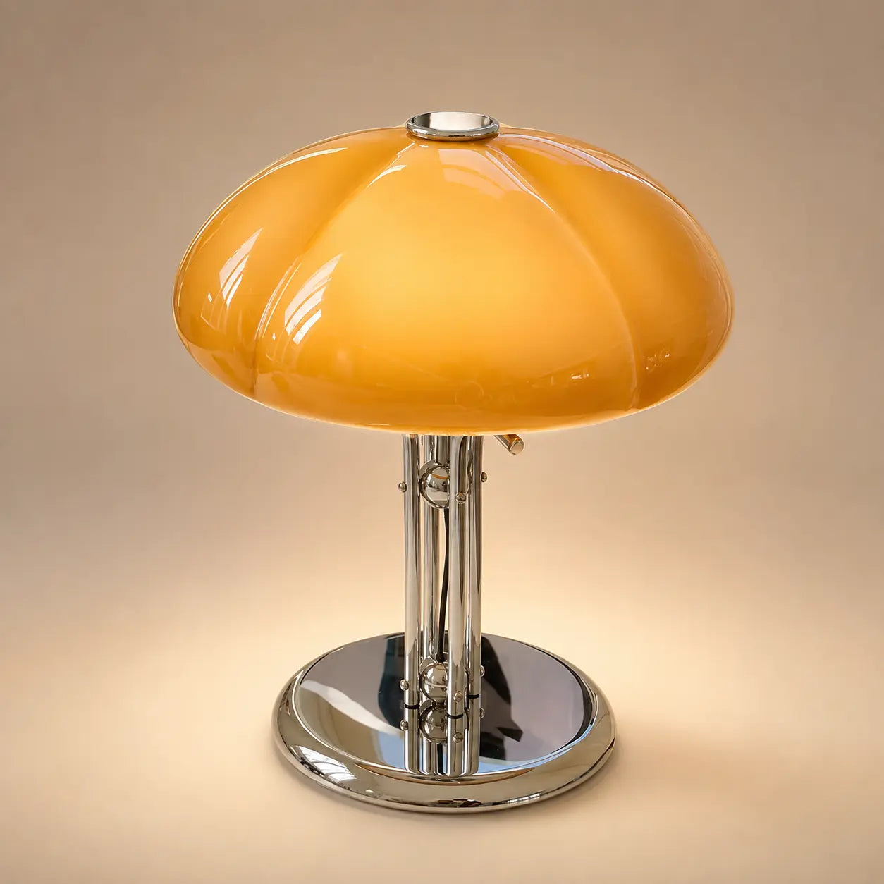 Lampe de chevet champignon Mycéna en cristal ambré et pied chromé, allumée | Cocon de Lune