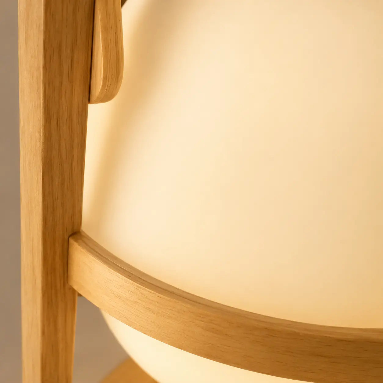 Détail de l'assemblage en bois et de l'abat-jour en verre dépoli - lampe Osaka