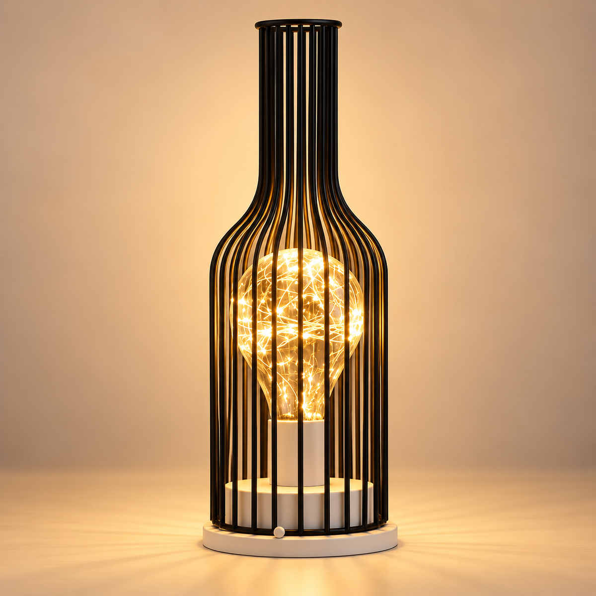 Lampe de chevet à pile BlackSteel en bouteille de vin, cage filaire noire et socle blanc | Cocon de Lune