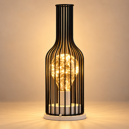 Lampe de chevet à pile BlackSteel en bouteille de vin, cage filaire noire et socle blanc | Cocon de Lune