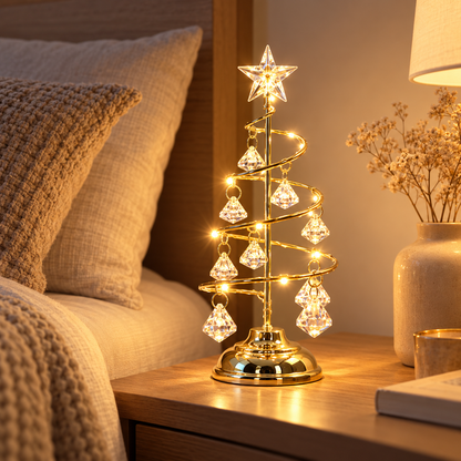 Sapin de Noël lumineux Petite Balade doré posé sur une table de nuit près d'un lit | Cocon de Lune