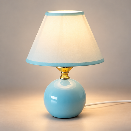Lampe de chevet boule en céramique Bleu clair allumée, abat-jour blanc liséré bleu | Cocon de Lune