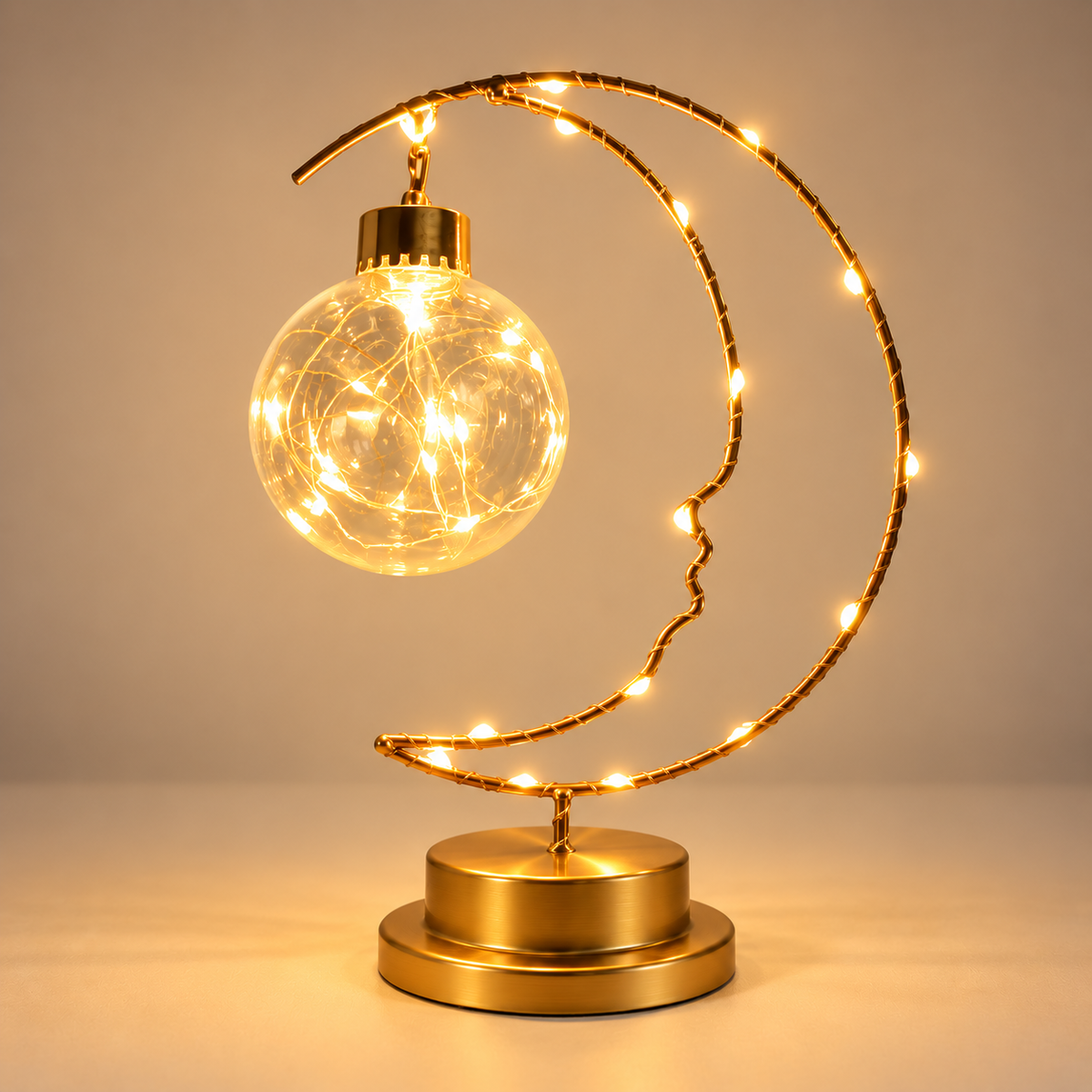 Lampe de chevet croissant de lune dorée Lumière d'Instant avec pendentif balle transparent et LED chaudes | Cocon de Lune