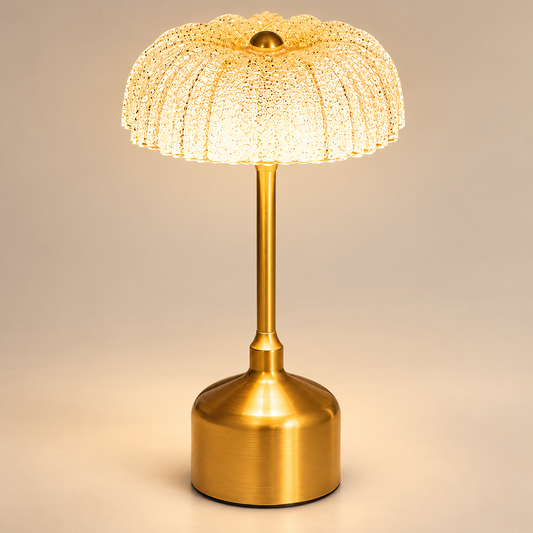 Lampe de chevet Golden Retro en métal doré avec abat-jour méduse en acrylique allumé | Cocon de Lune
