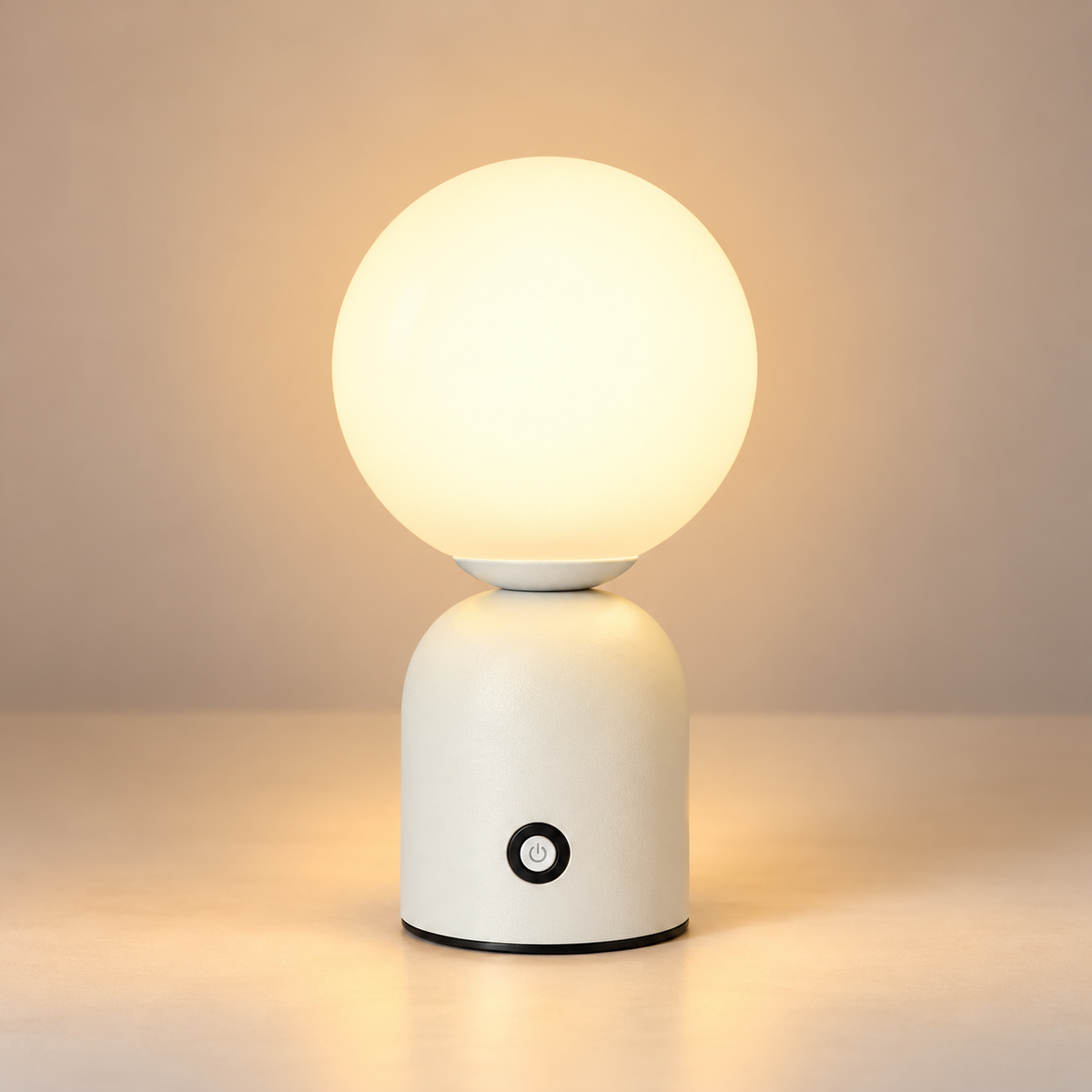 Lampe de Chevet Globe Rechargeable - Perle | Cocon de Lune - Blanc, globe blanc lumineux sur socle en métal blanc avec bouton tactile, allumée