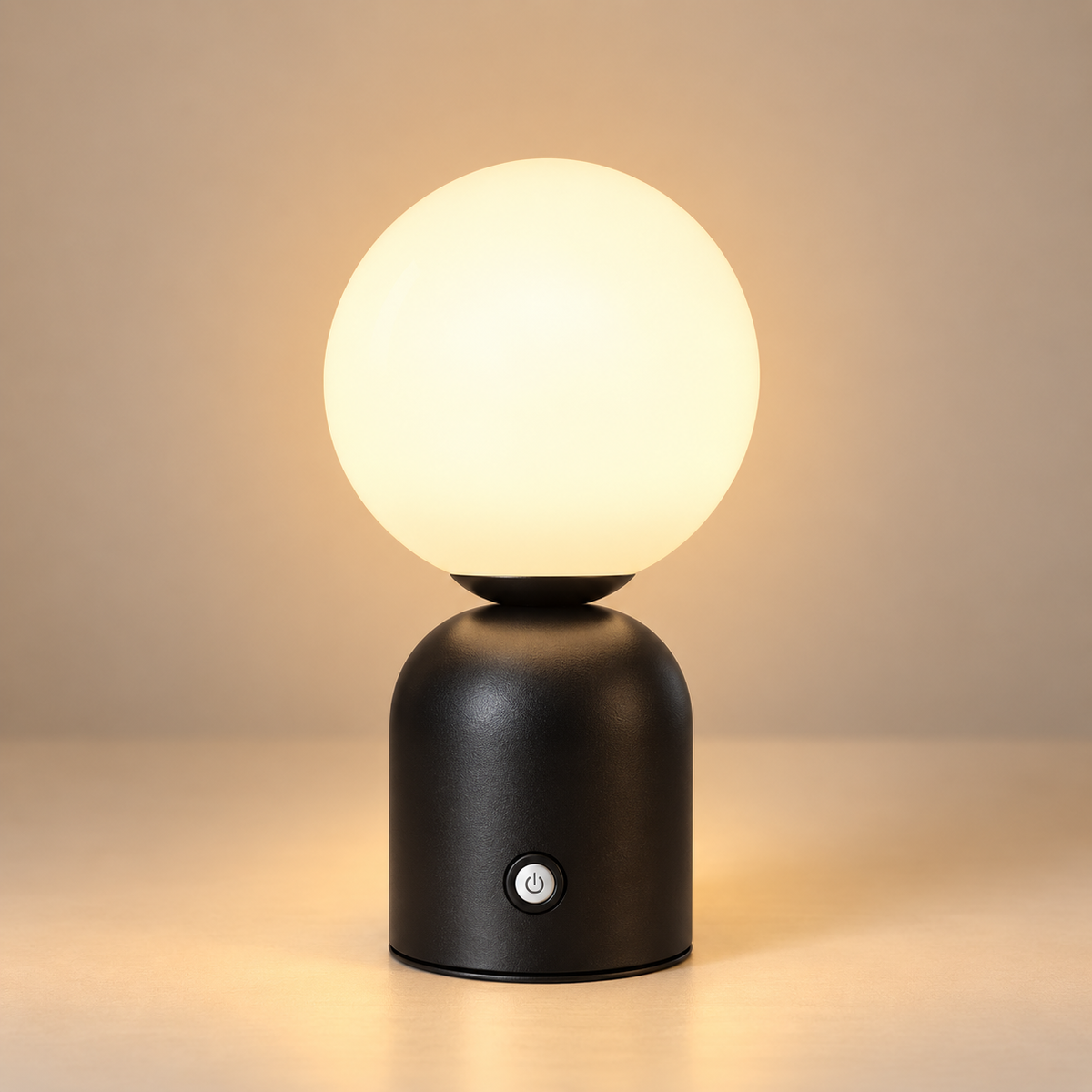 Lampe de Chevet Globe Rechargeable - Perle | Cocon de Lune - Noir, globe blanc lumineux sur socle en métal noir avec bouton tactile, allumée
