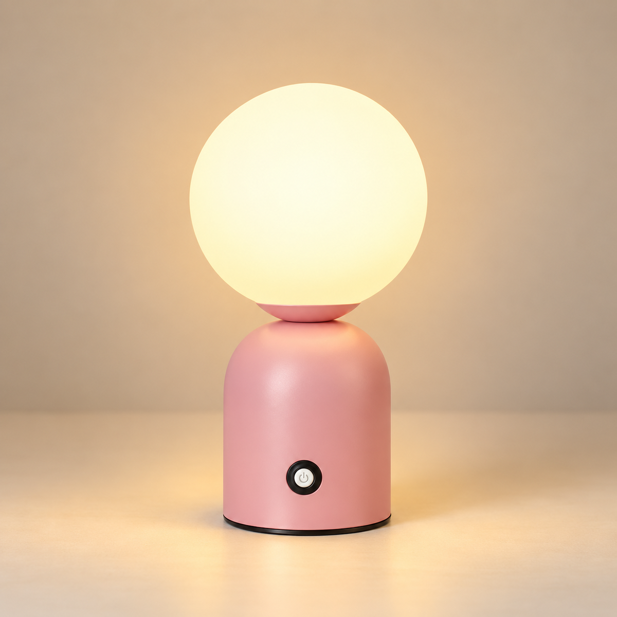 Lampe de Chevet Globe Rechargeable - Perle | Cocon de Lune - Rose, globe blanc lumineux sur socle en métal rose avec bouton tactile, allumée