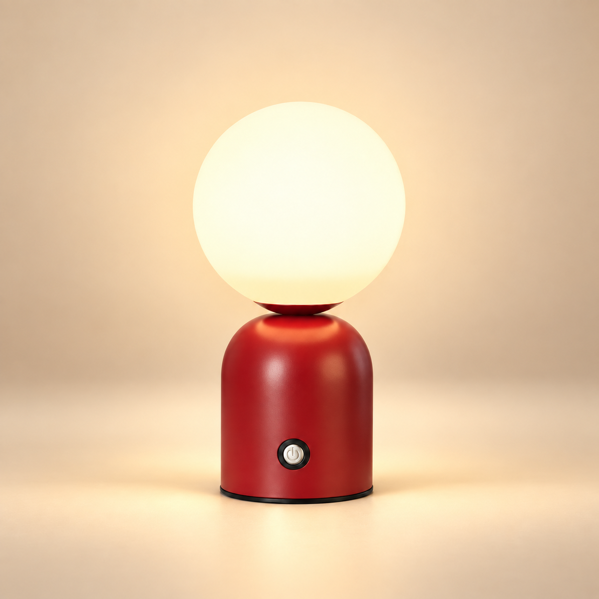 Lampe de Chevet Globe Rechargeable - Perle | Cocon de Lune - Rouge, globe blanc lumineux sur socle en métal rouge avec bouton tactile, allumée