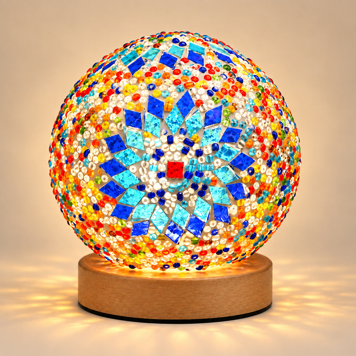 Lampe de Chevet Mosaïque Boule de Verre USB - Orbio | Cocon de Lune - Bleu, boule en mosaïque de perles et de pastilles de verre bleues sur socle en bois, allumée
