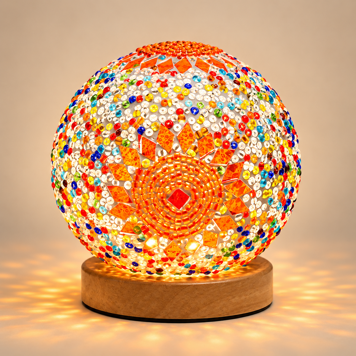 Lampe de Chevet Mosaïque Boule de Verre USB - Orbio | Cocon de Lune - Orange, boule en mosaïque de perles orange, jaunes et rouges sur socle en bois, allumée