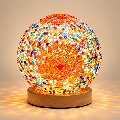 Lampe de Chevet Mosaïque Boule de Verre USB - Orbio | Cocon de Lune - Orange, boule en mosaïque de perles orange, jaunes et rouges sur socle en bois, allumée