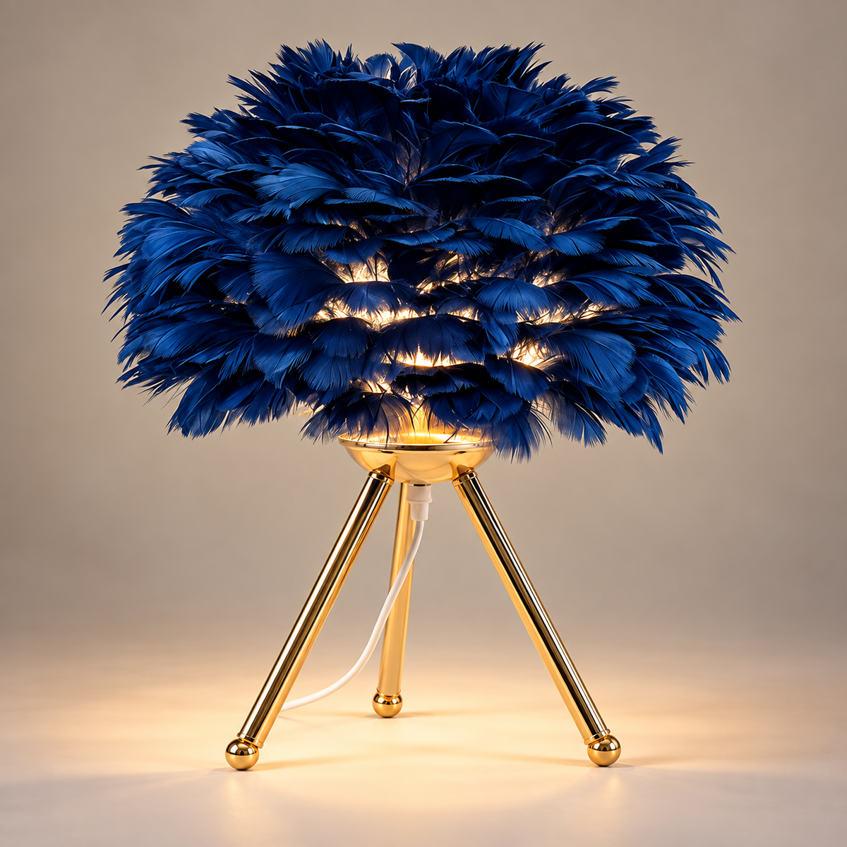 Lampe de chevet plume Modena Or Bleu Nuit : abat-jour en plumes bleu nuit sur trépied doré | Cocon de Lune