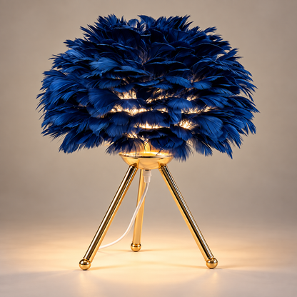 Lampe de chevet plume Modena Or Bleu Nuit : abat-jour en plumes bleu nuit sur trépied doré | Cocon de Lune