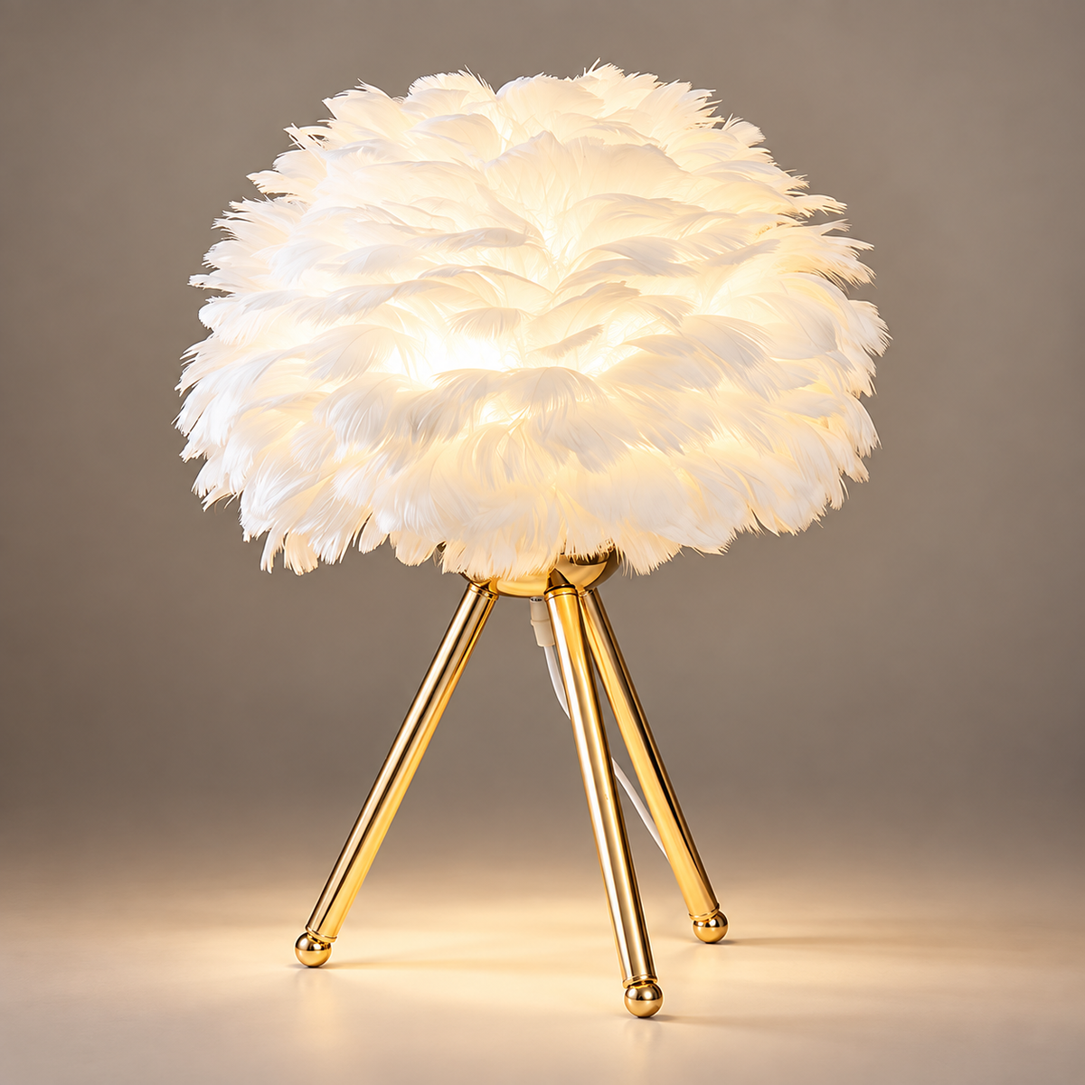 Lampe de chevet plume Modena Or Blanc : abat-jour en plumes blanches sur trépied doré | Cocon de Lune