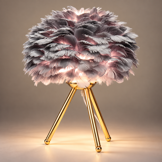 Lampe de chevet plume dorée Modena Or Gris : abat-jour en plumes grises sur trépied doré | Cocon de Lune