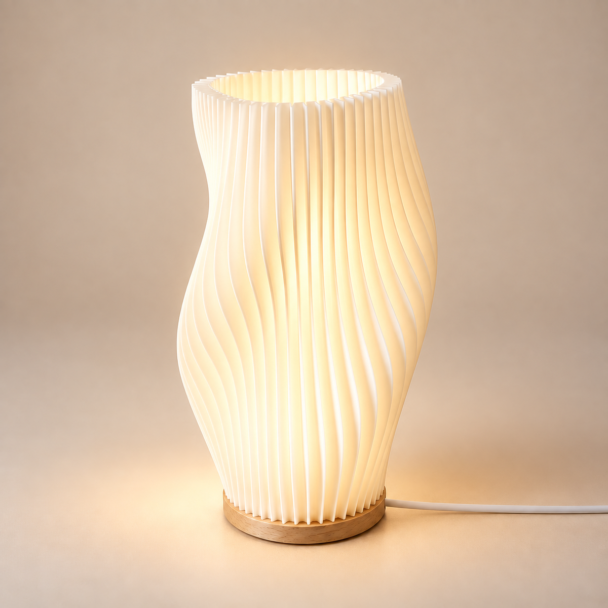 Lampe de chevet design Spirale 29 cm allumée : abat-jour plissé ondulé sur socle en bois | Cocon de Lune