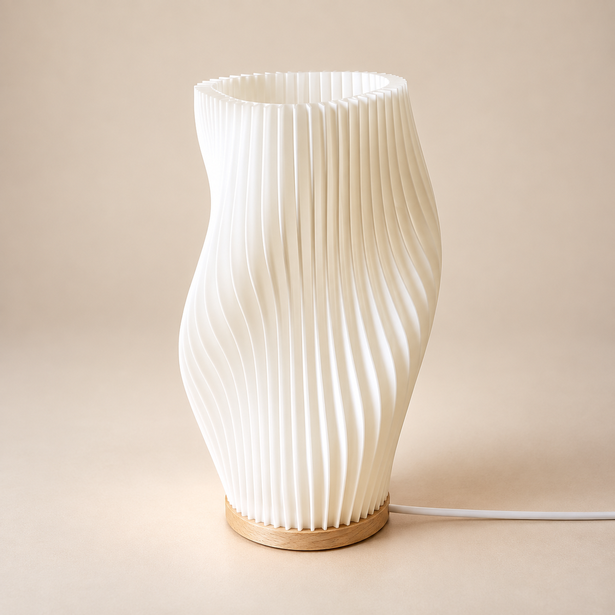 Lampe de chevet Spirale 29 cm éteinte : abat-jour blanc plissé et socle en bois | Cocon de Lune