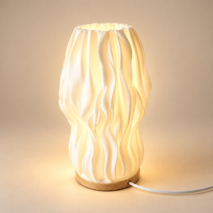 Lampe de chevet Spirale Plissée 26 cm allumée : abat-jour aux plis organiques sur socle en bois | Cocon de Lune
