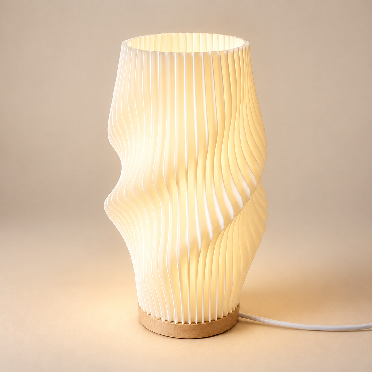 Lampe de chevet design Spirale Torsade 29 cm allumée : abat-jour plissé torsadé sur socle en bois | Cocon de Lune