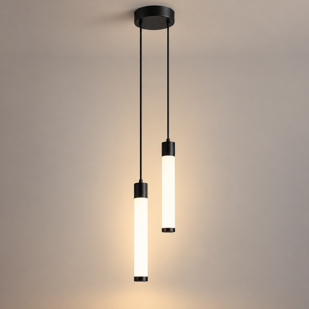 Lampe de chevet suspendue Bâton Noir Double : deux tubes lumineux sur une rosace noire | Cocon de Lune