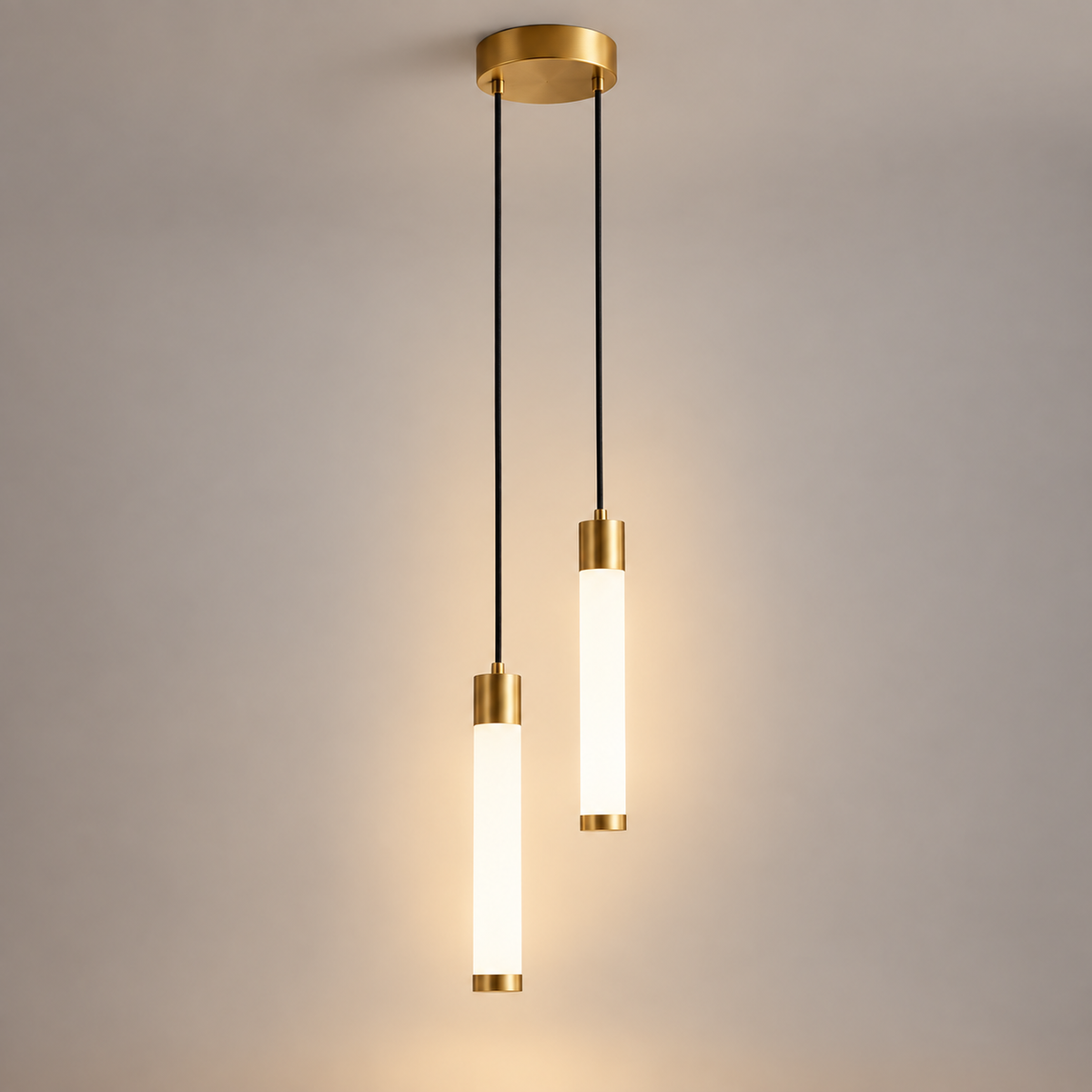 Lampe de chevet suspendue Bâton Or Double : deux tubes lumineux sur une rosace dorée | Cocon de Lune