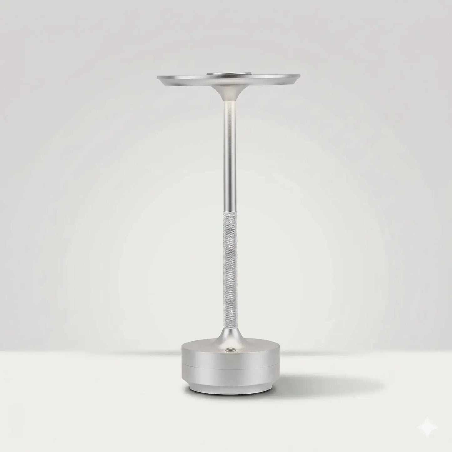 Lampe de Chevet Tactile en Aluminium - LumiTouch | Cocon de Lune Argent