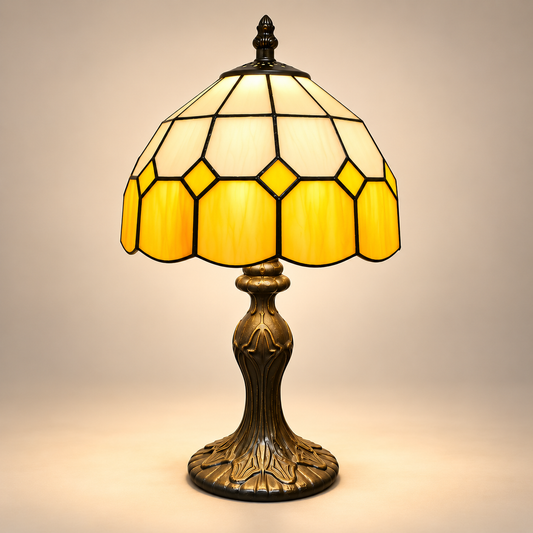 Lampe de Chevet Tiffany Cocooning - AmberRetroSoft | Cocon de Lune - Jaune, abat-jour festonné crème et jaune aux losanges jaunes sur pied bronze, allumée