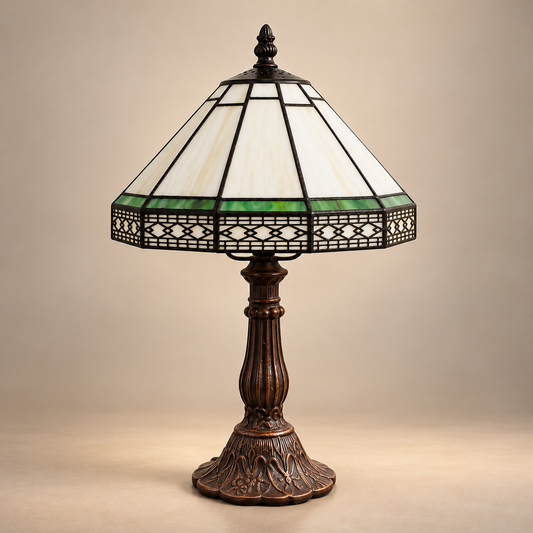 Lampe de Chevet Tiffany Crème et Vert - SoftRetro | Cocon de Lune - vue de face, vitrail crème, liseré vert et frise de losanges, pied bronze