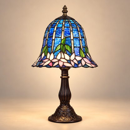 Lampe de Chevet Tiffany Nénuphar - Ancora | Cocon de Lune - abat-jour en vitrail bleu profond aux fleurs roses, allumée sur fond neutre