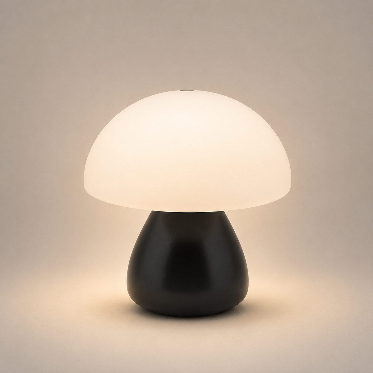 Petite lampe de chevet champignon Petite Ronde noire allumée, base noir mat | Cocon de Lune
