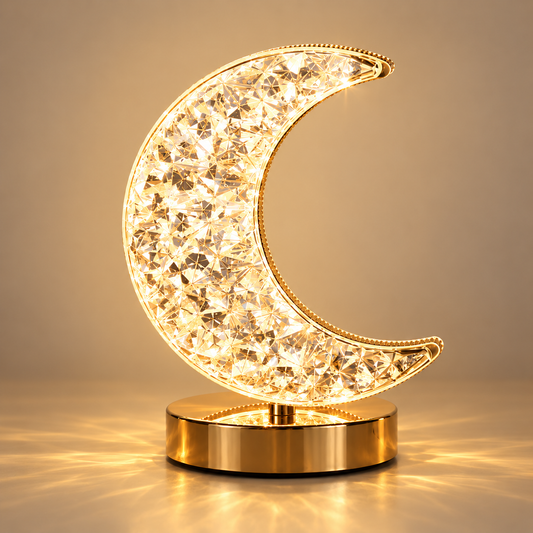 Petite lampe de chevet lune Petite Aura allumée, acrylique effet cristal et socle doré | Cocon de Lune